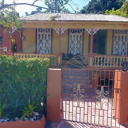 Mesmerize Guest House 安东尼奥港 外观 照片